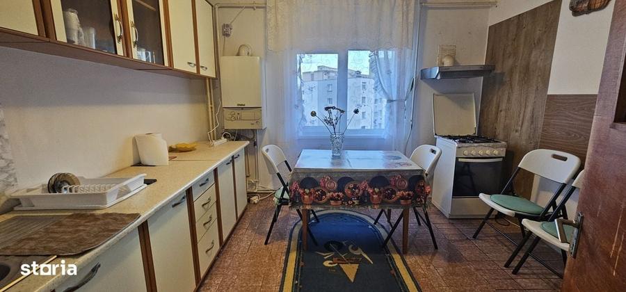 Apartament cu 3 camere decomandat în Calea București