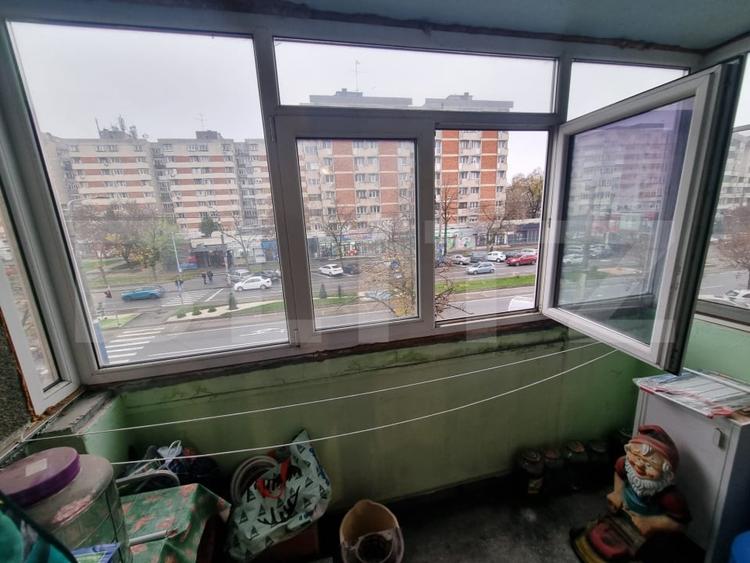 Apartament cu 3 camere semidecomandat în Calea București