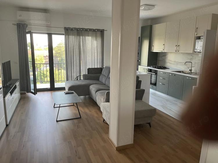 Apartament cu 3 camere semidecomandat în Fratelia