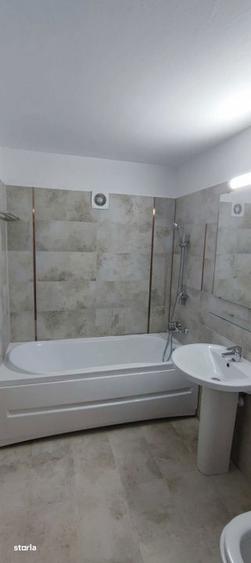 Apartament cu 4 camere semidecomandat în Tei
