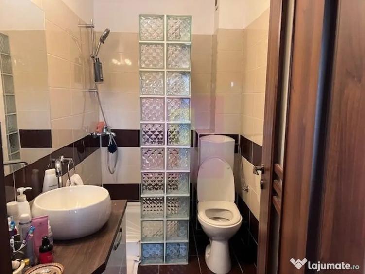 Apartament cu 3 camere semidecomandat în Central