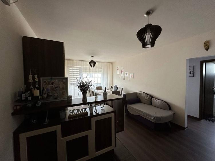 Apartament cu 3 camere decomandat în Lotrioara