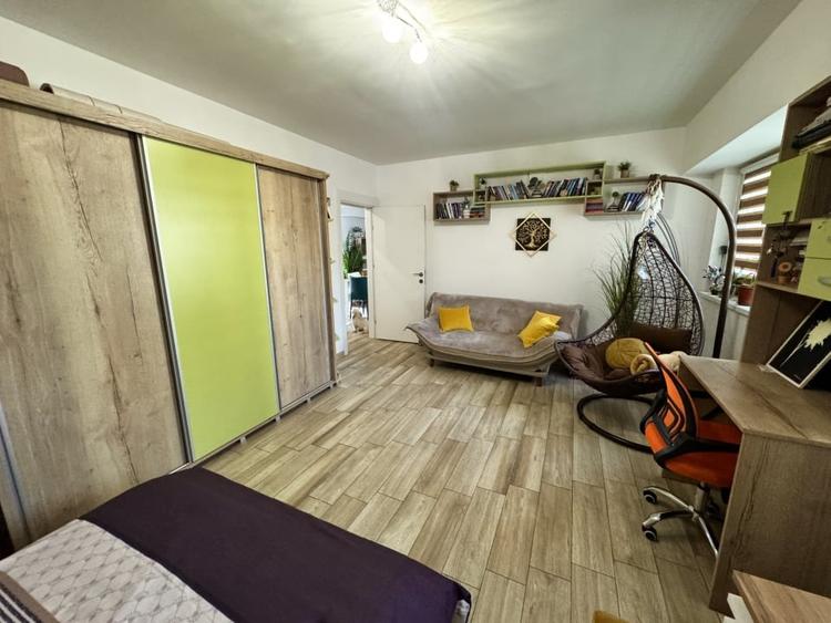 Apartament cu 3 camere decomandat, mobilat în Rovine