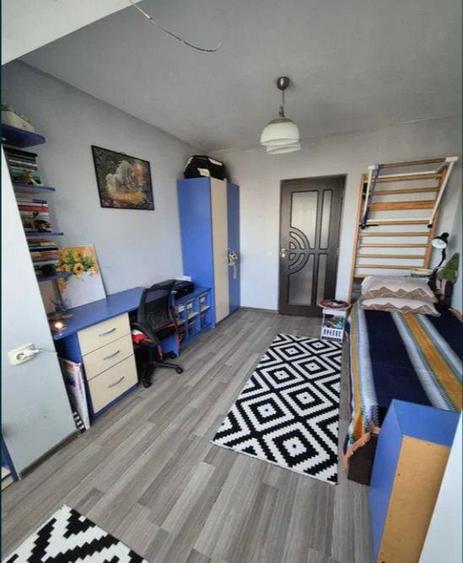 Apartament cu 4 camere semidecomandat în Tătărași