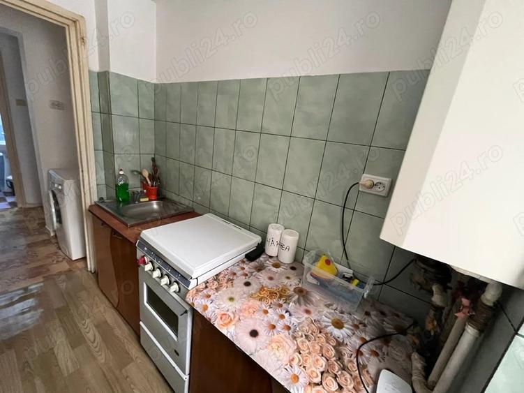 Apartament cu 3 camere semidecomandat în Periferie