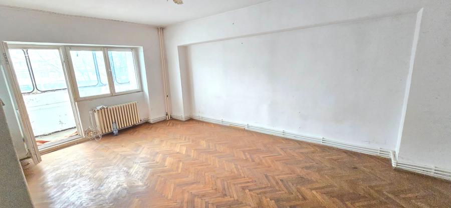 Apartament 3 camere decomandat, 2 bai, balcon inchis, centrala, etaj 1 - 2