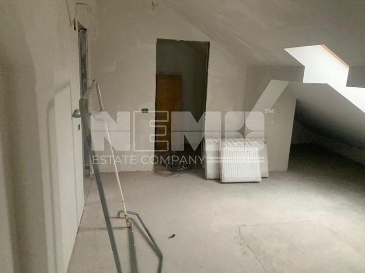 Penthouse cu 4 camere semidecomandat în Periferie