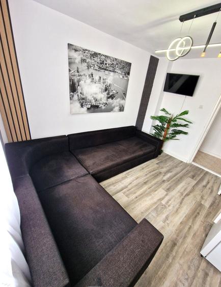 Apartament cu 3 camere decomandat în Trocadero