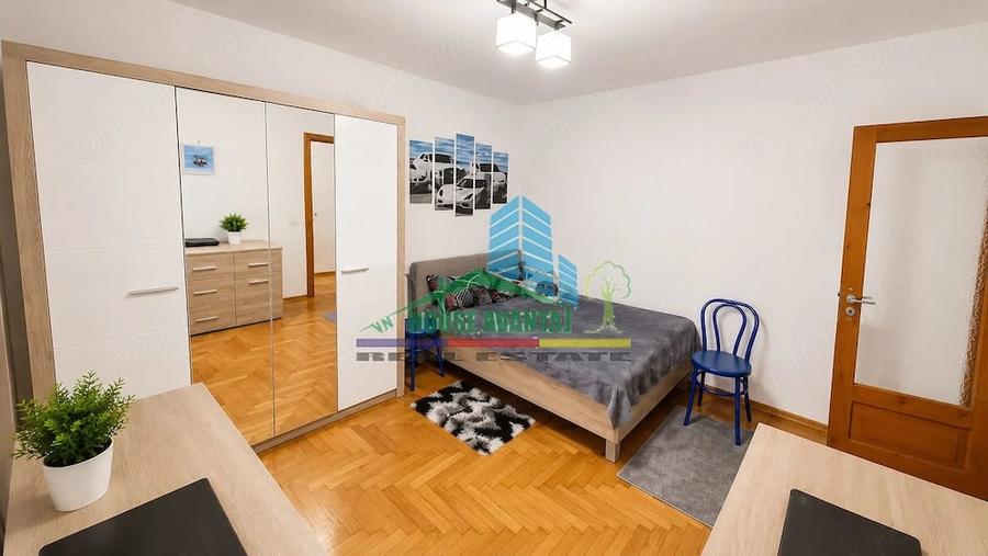 Casă cu 8 camere cu Teren 500 Mp în Vest
