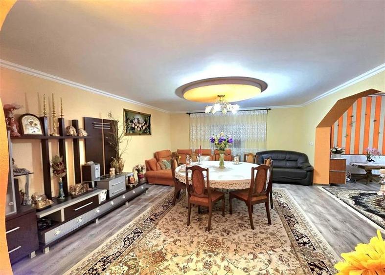 Casă individuală cu 11 camere cu Teren 5000 Mp în Central