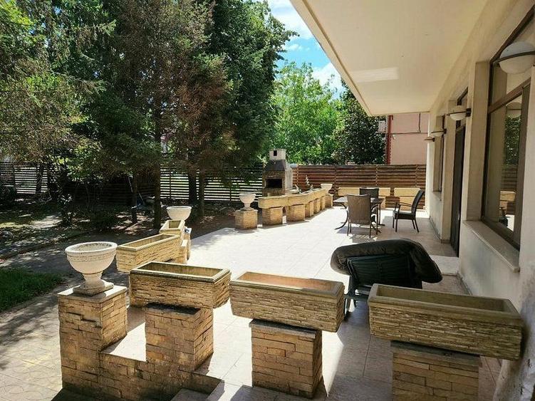 Casă individuală cu 7 camere cu Canalizare în Băneasa