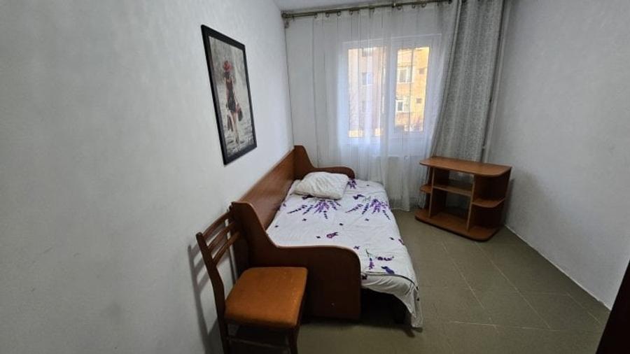 Apartament cu 3 camere semidecomandat în Km 4-5