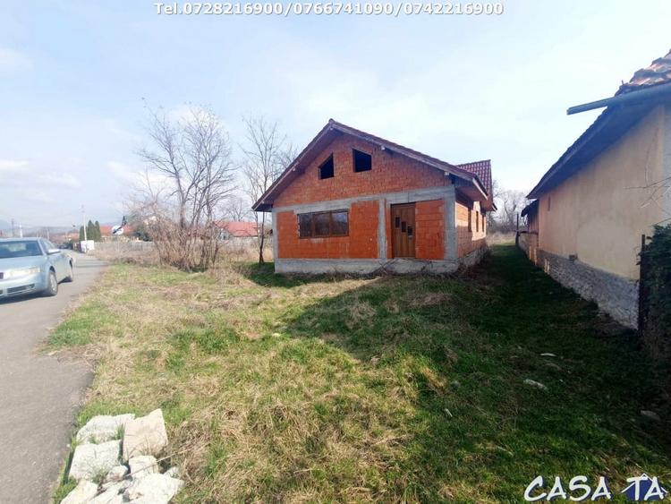 Casă individuală cu 4 camere cu Canalizare în Arcani