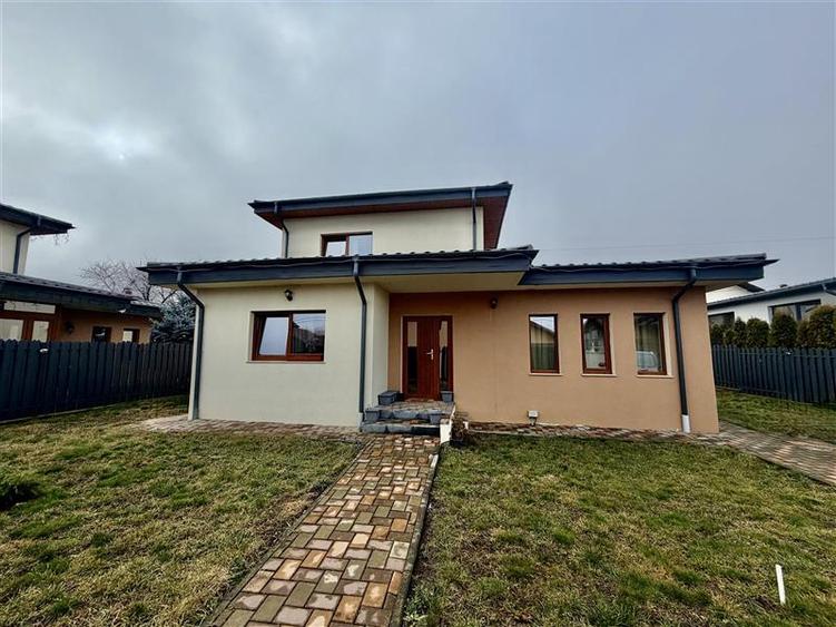Casă individuală cu 4 camere cu Canalizare în Miroslava