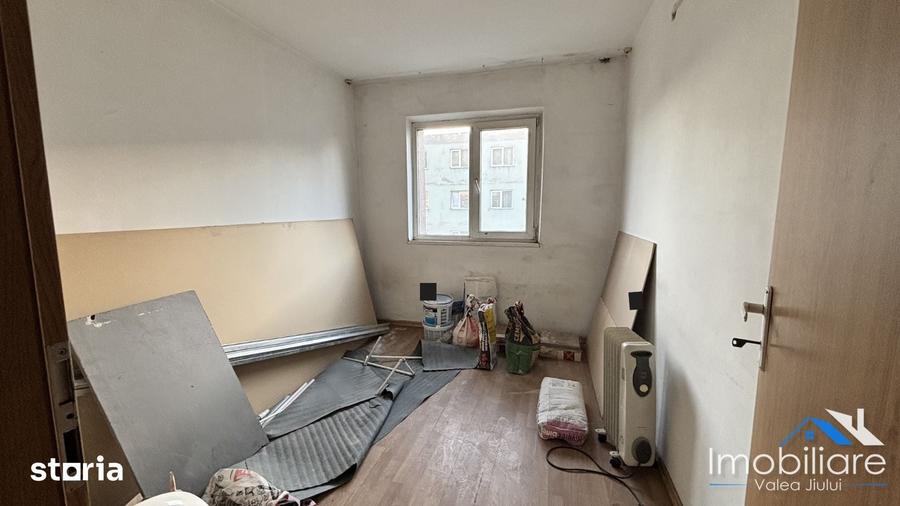 Apartament cu 4 camere decomandat în Petros