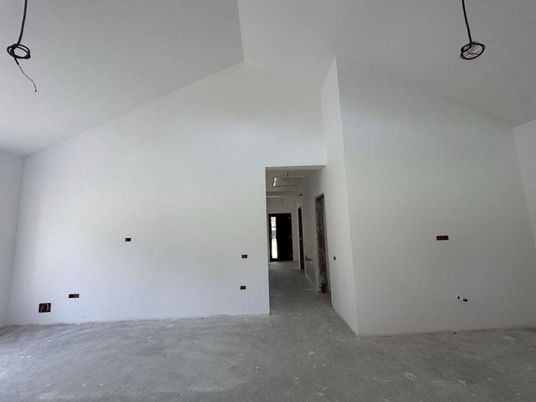 Casă cu 3 camere în Bujoreni