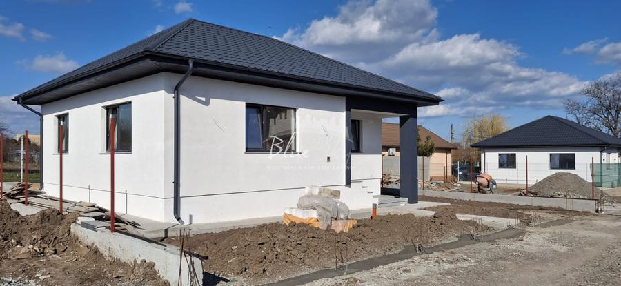 Casă individuală cu 3 camere cu Canalizare în Lumina