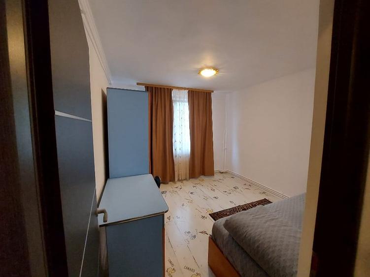 Apartament cu 3 camere semidecomandat în Tomis III
