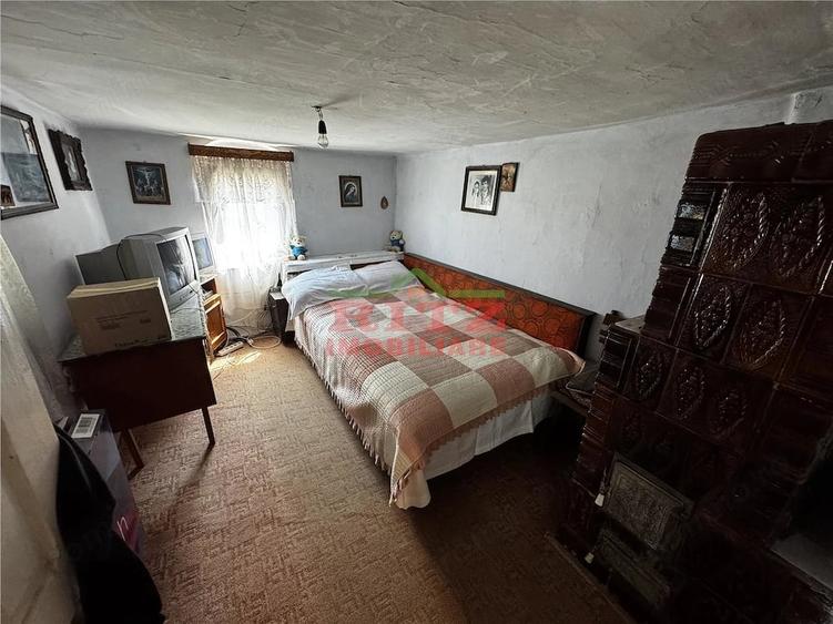 Casă cu 4 camere cu Teren 2437 Mp în Osica de Sus