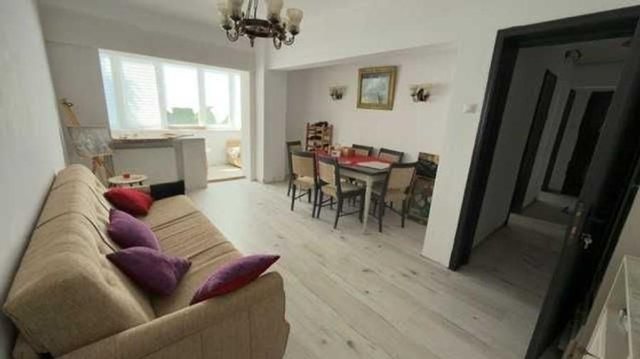 Apartament cu 3 camere decomandat în Sud