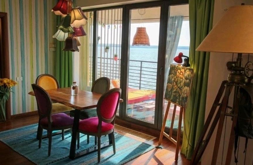 Apartament cu 3 camere semidecomandat, mobilat în Central