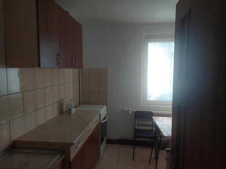 Apartament cu 3 camere semidecomandat, mobilat în Central