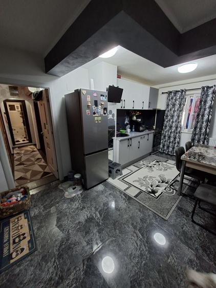 Apartament cu 3 camere decomandat în Lacu