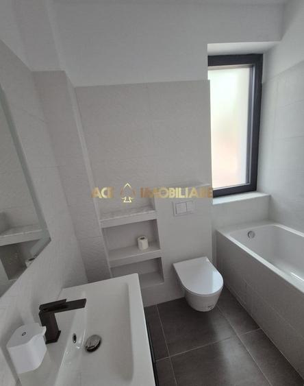 Casă individuală cu 8 camere cu Canalizare în Tineretului