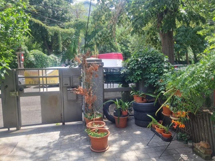Casă individuală cu 7 camere cu Canalizare în Domenii
