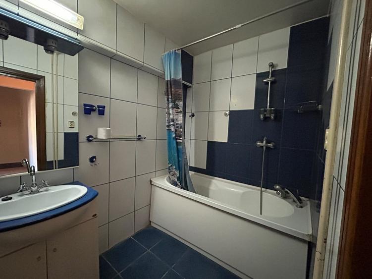 Apartament cu 3 camere decomandat în Călărași