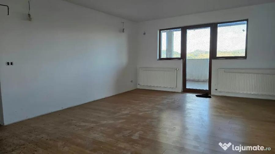 Casă cu 8 camere cu Teren 830 Mp în Brănișca
