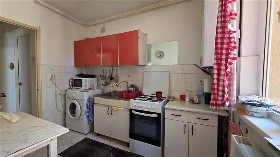 Apartament cu 3 camere semidecomandat în Astra