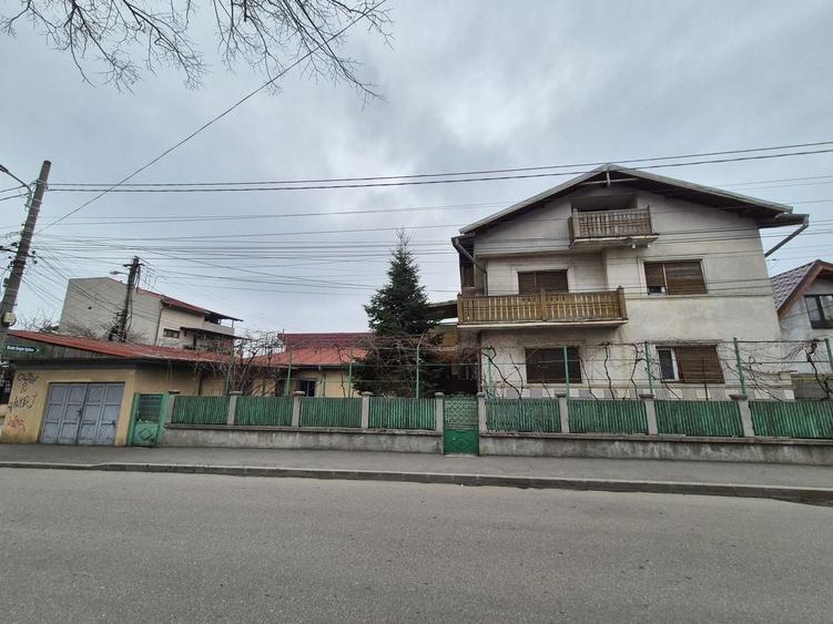 Casă individuală cu 7 camere cu Canalizare în Andronache