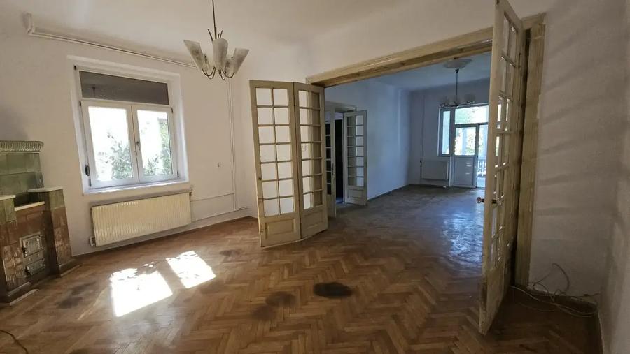 Casă individuală cu 10 camere cu Canalizare în Dorobanți