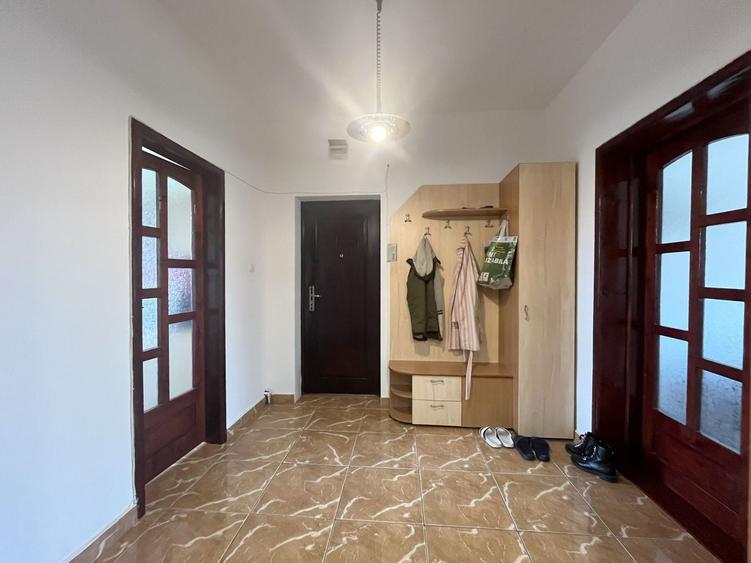 Apartament cu 3 camere decomandat, mobilat în Central