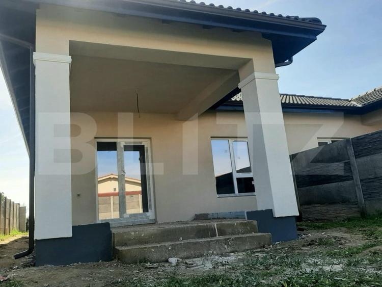 Casă individuală cu 3 camere cu Canalizare în Moșnița Nouă