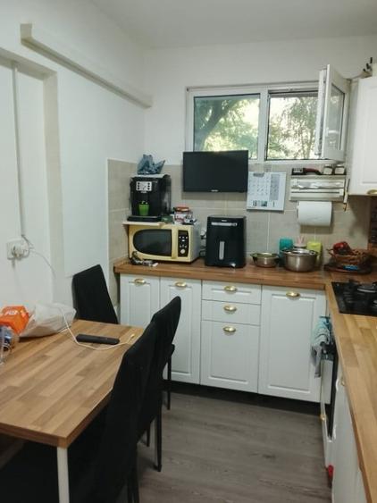 Apartament cu 3 camere semidecomandat în Pajura