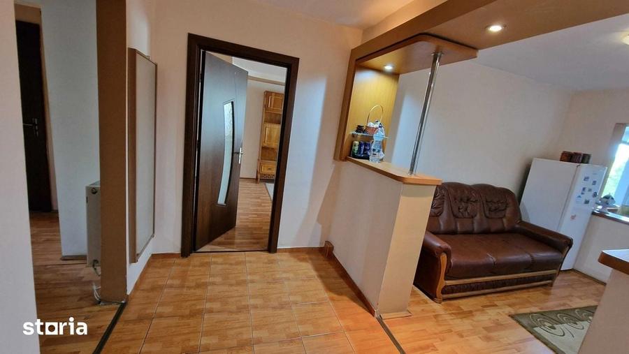 Apartament cu 3 camere decomandat în Craiovița Nouă