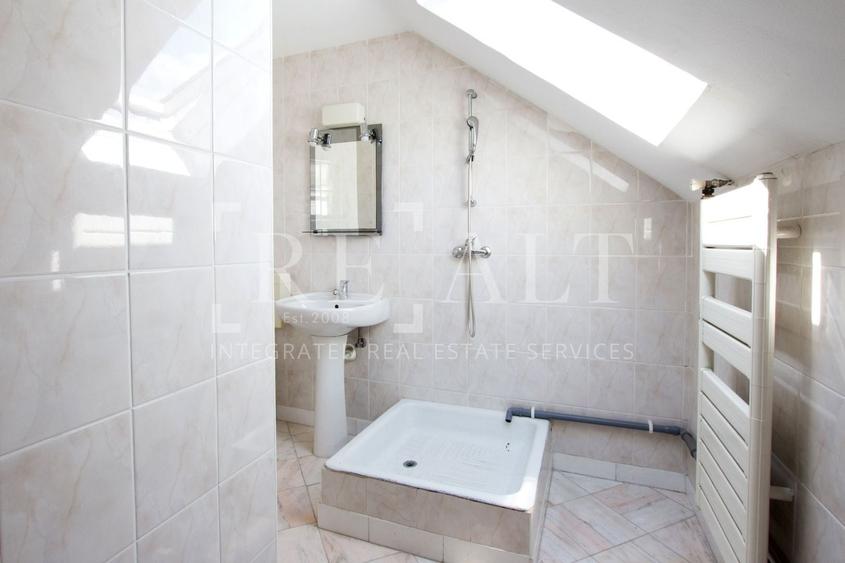Casă individuală cu 10 camere cu Canalizare în Central