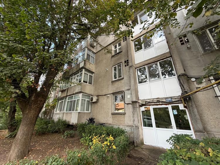 Apartament cu 2 camere semidecomandat, mobilat în Semicentral