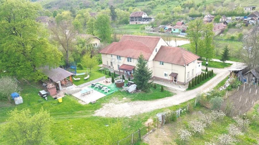 Casă cu 16 camere cu Teren 417 Mp în Bazna
