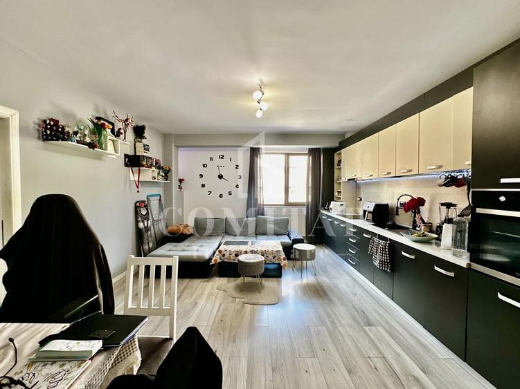 Apartament cu 3 camere semidecomandat, mobilat în Florești