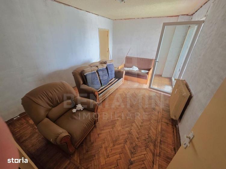 Apartament cu 4 camere semidecomandat în Calea București