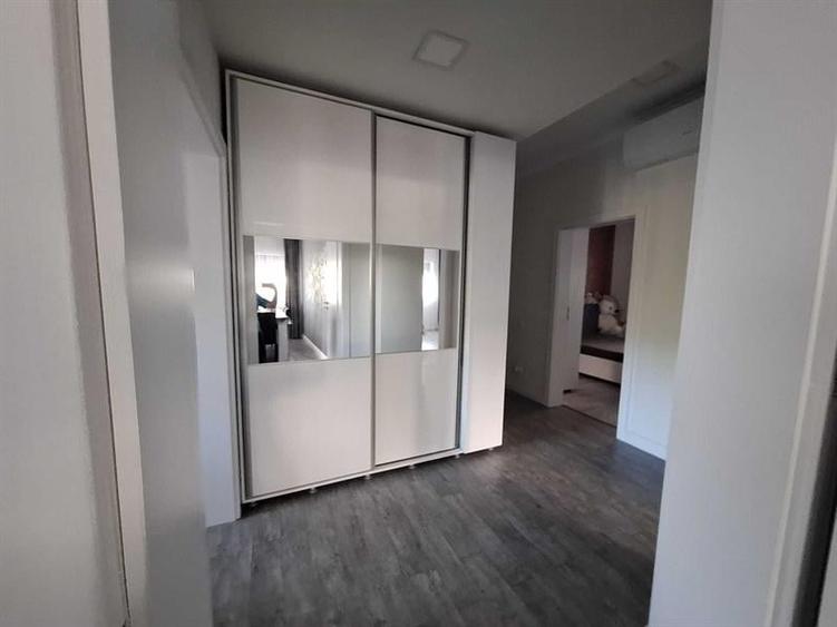 Apartament cu 3 camere decomandat, mobilat în Cornitoiu