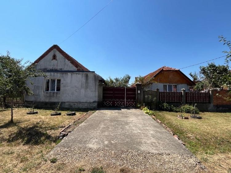 Casă individuală cu 4 camere cu Teren 1439 Mp în Jupani