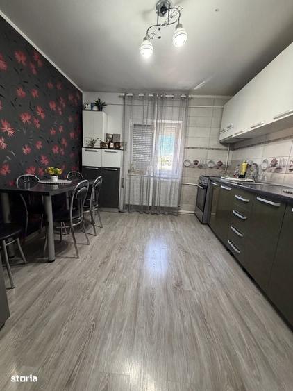 Apartament cu 3 camere decomandat în Buzaului