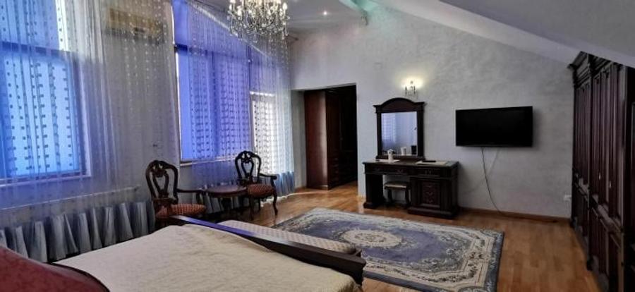 Casă cu 4 camere cu Teren 1000 Mp în Băneasa