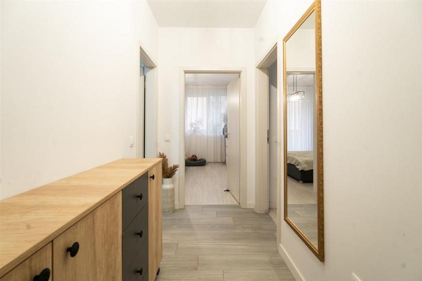 Apartament cu 3 camere semidecomandat în Chinteni