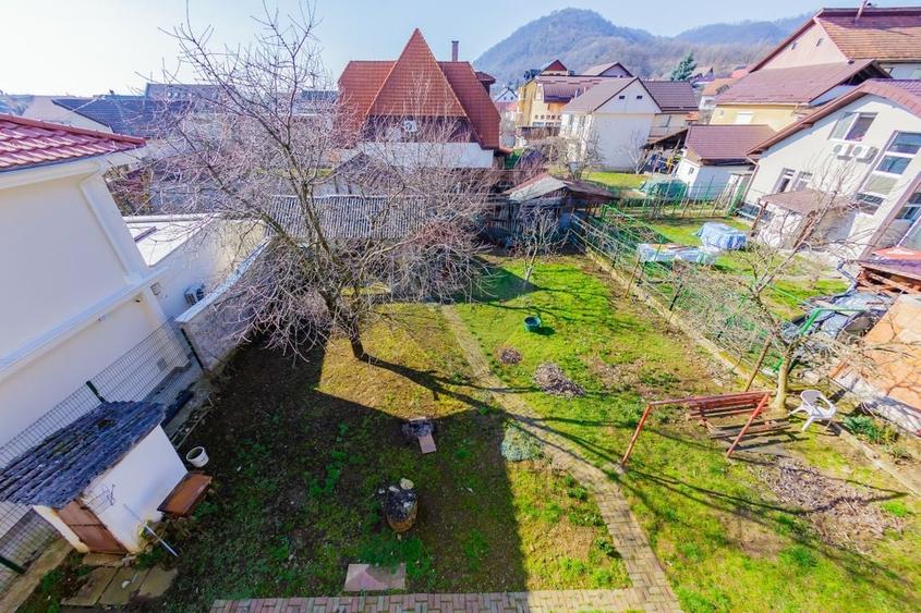 Casă individuală cu 7 camere cu Teren 515 Mp în Valea Roșie