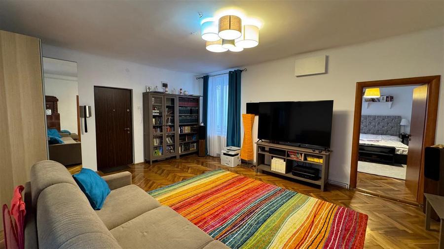 Penthouse cu 4 camere circular, mobilat în Schei